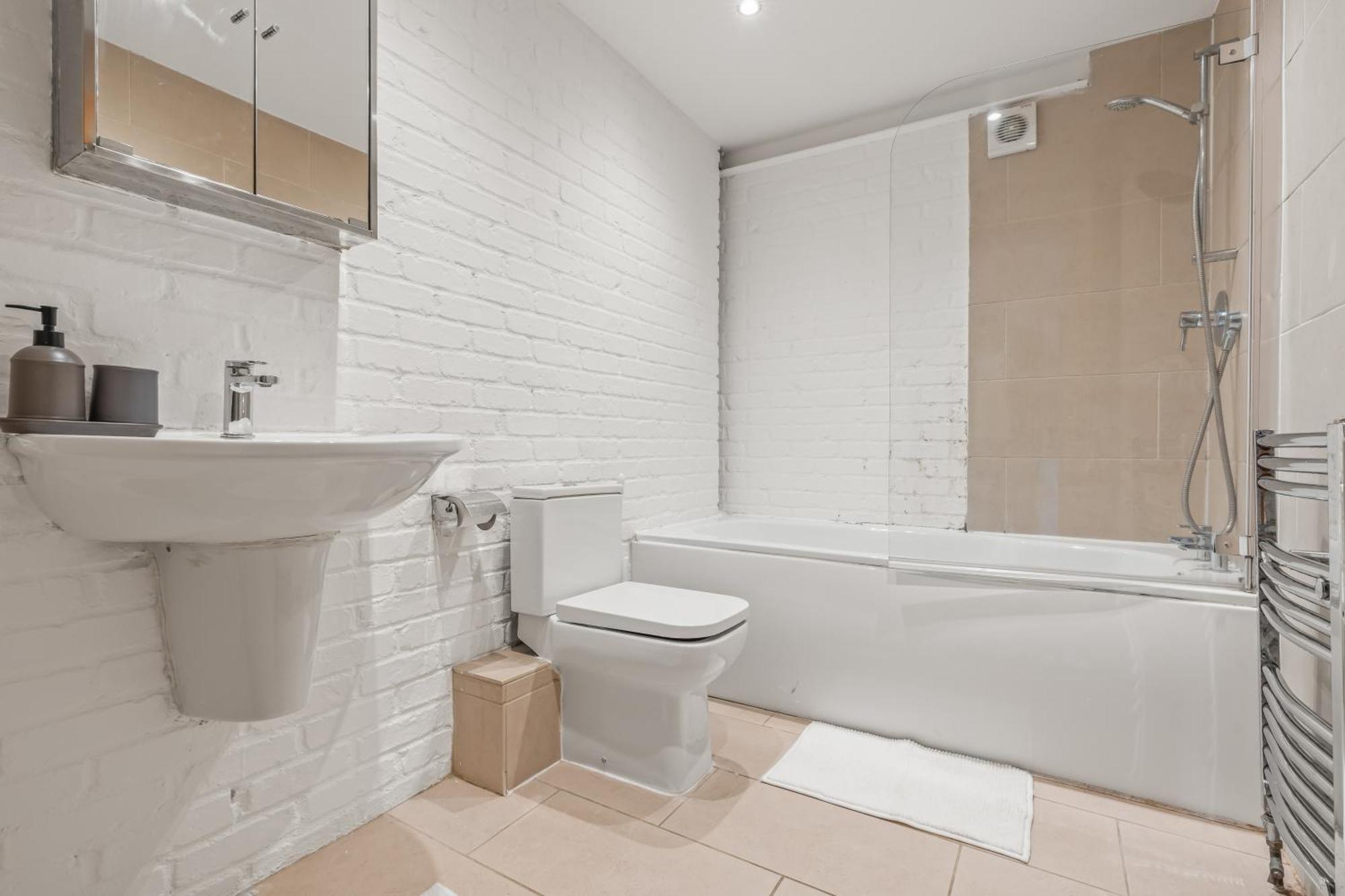 Waterloo - Modern And Industrial 2 Bed - Close To Bridge, Sleeps 6 *